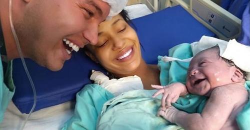 Recém-nascida abre sorriso ao reconhecer voz do pai: “Amor verdadeiro”
