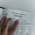 Mulher constrói casas feitas com garrafas pet para pessoas necessitadas em apenas 20 dias