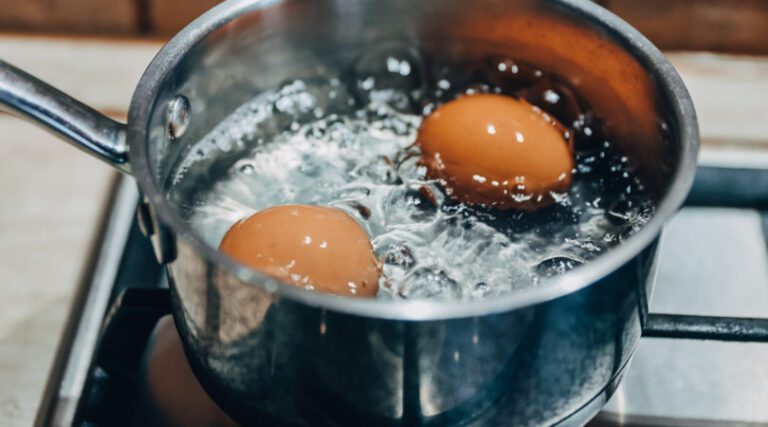 Como usar o poder secreto da água do ovo cozido em casa 5 benefícios