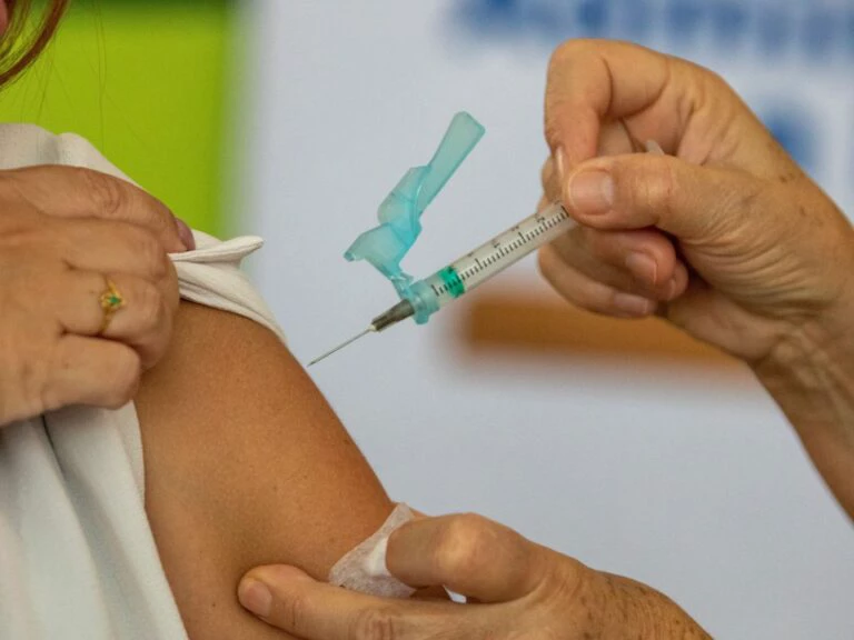 Covid: Estados ficam sem vacinas após governo Lula atrasar compra