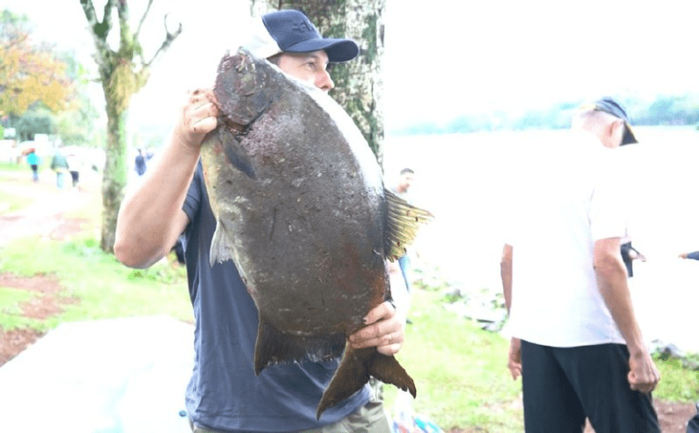 Idosa pesca tambaqui de 10,4 kg no Lago Municipal de Cascavel