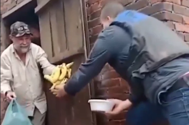 Idoso em casa inundada retribui ajuda com cacho de bananas