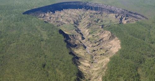 ‘Porta do inferno’ cratera na Sibéria cresce em ritmo assustador e alerta cientistas