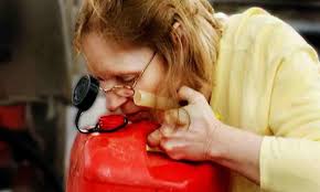 Por que algumas pessoas amam o cheiro de gasolina?