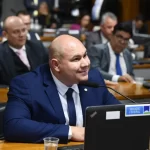 Candidato que sofreu atentado após o 1° turno vota sob escolta