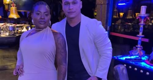 Jojo Todynho aposta em vestido nude e exibe curvas ao posar com o namorado