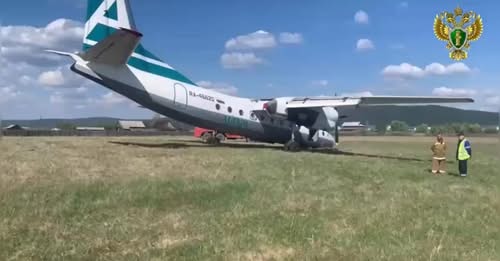 Avião russo sofre colapso no trem de pouso durante pouso e assusta passageiros