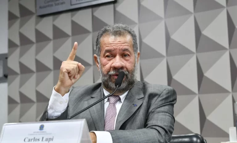 Lupi volta ao comando do PDT e anuncia apoio à CPI do INSS