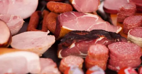 Carnes processadas podem acelerar o envelhecimento do cérebro, aponta estudo
