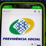 Influenciadora mostra rosto com queimaduras e feridas após procedimento estético