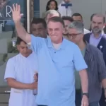 Gaga vira meme após romper vestido vermelho e aparecer com cores do Brasil