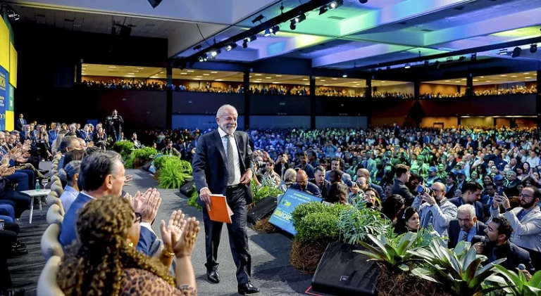 Lula é recebido com vaias durante evento com prefeitos