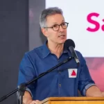 O recado de Carlos Bolsonaro para a oficial de Justiça que intimou o pai na UTI