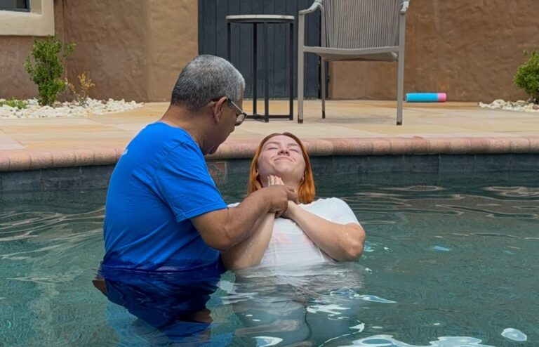 Sofia Liberato, filha de Gugu, se batiza: “Nova vida com Cristo”