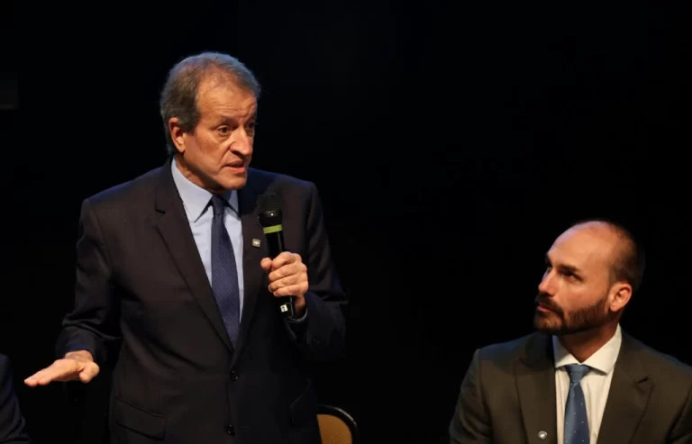 Eduardo Bolsonaro volta ao Brasil em julho, prevê Valdemar