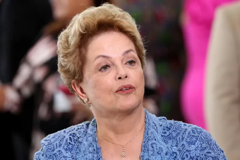 Comissão decidirá se Dilma terá direito a anistia e pensão