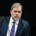 Dono do Botafogo encontra Lula em Paris e ouve elogios ao clube
