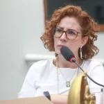 Prefeita que viralizou na web por dançar de biquíni se pronuncia sobre o caso