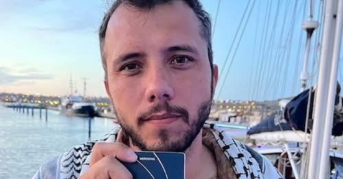 Thiago Ávila chega ao Brasil e é recebido por grupo pró-Palestina