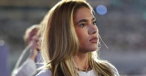 Virginia marca presença em celebração religiosa acompanhada das filhas